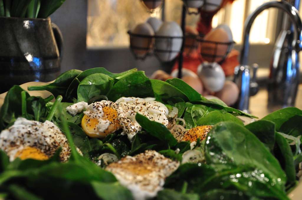 poached eggs spinach salad