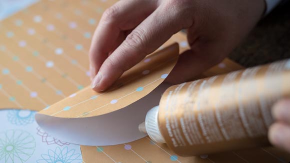 Applying glue to a circle of paper